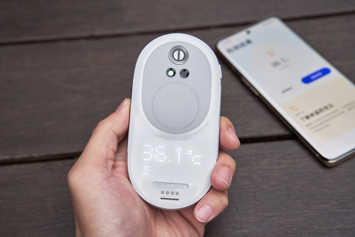 Intelligent children's temperature monitoring device